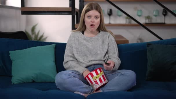 Vooraanzicht Verveelde Overstuur Vrouw Schakelen Kanalen Met Afstandsbediening Eten Popcorn — Stockvideo