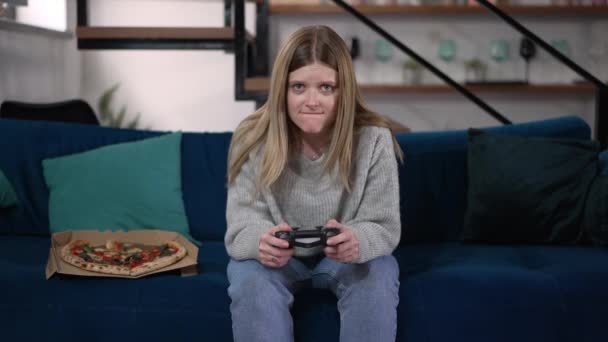 Поглощенная Молодая Женщина Играющая Видеоигры Джойстиком Теряет Уход Замедленной Съемке — стоковое видео