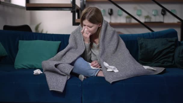 Portrait Une Triste Femme Toussant Nez Ralenti Assise Sur Canapé — Video