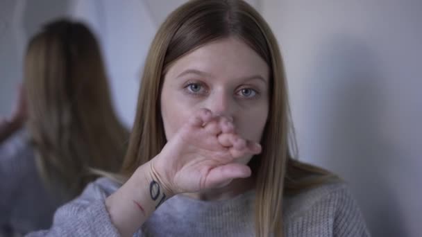 Nahaufnahme Junge Frau Wischt Roten Lippenstift Mit Der Hand Zeitlupe — Stockvideo