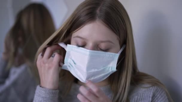 Junge Frau Großaufnahme Die Ihre Gesichtsmaske Abnimmt Mit Rotem Lippenstift — Stockvideo