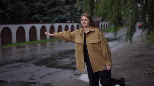 Portrét Mladé Bělošky Stopovat Deštivém Ránu Jak Chytá Auto Sedící — Stock video