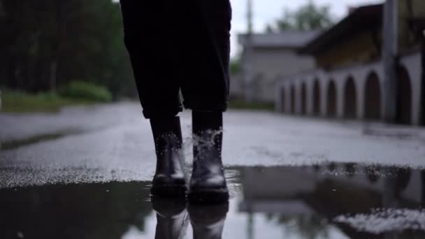Dolly Schoss Weibliche Kaukasische Füße Schwarzen Stiefeln Die Zeitlupe Einer — Stockvideo