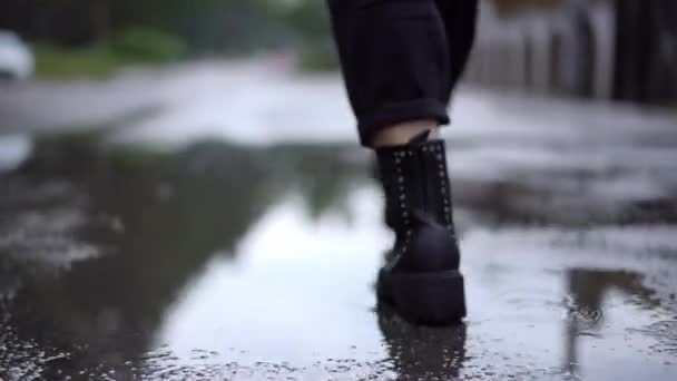 Visão Traseira Close Mulher Caucasiana Irreconhecível Andando Poças Dia Nublado — Vídeo de Stock