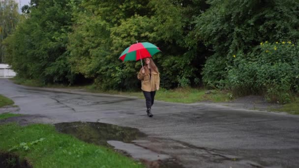 Amplia Mujer Encantadora Tiro Seguro Con Paraguas Verde Rojo Caminando — Vídeos de Stock