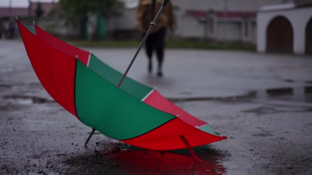 Islak Yolda Yavaş Çekimde Şemsiyeye Doğru Yürüyen Bulanık Bir Kadın — Stok video