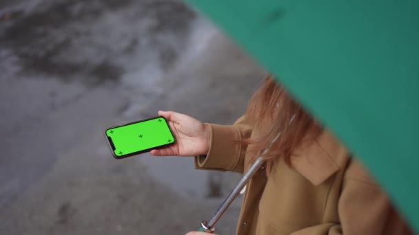 Nagylátószögű Nézet Okostelefon Zöld Képernyővel Kezében Fiatal Esernyő Áll Szabadban — Stock videók