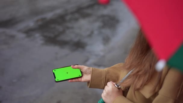 Mujer Irreconocible Con Paraguas Desplazándose Teléfono Inteligente Pantalla Verde Cámara — Vídeos de Stock
