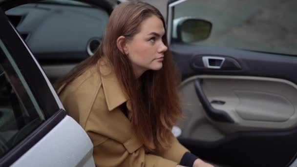 Widok Boku Zdenerwowany Młoda Piękna Kobieta Siedzi Siedzeniu Pasażera Samochodu — Wideo stockowe