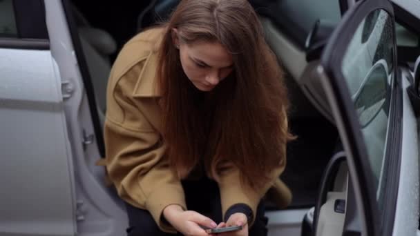 Akıllı Telefon Uygulamasında Sosyal Medyayı Kaydıran Esmer Bir Kadının Açık — Stok video