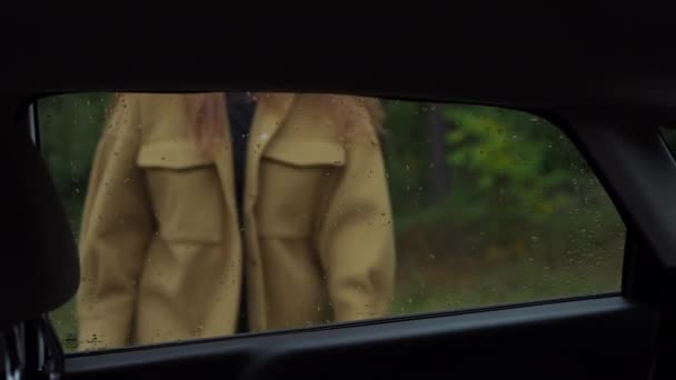 Стрілянина Автосалону Молодої Жінки Яка Намагається Відкрити Двері Забуваючи Ключ — стокове відео
