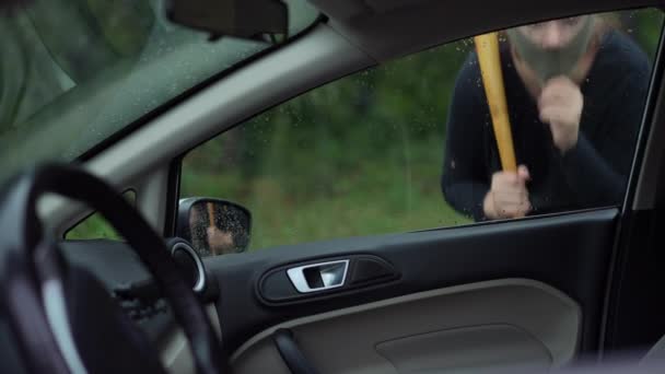 Beyzbol Sopasıyla Kar Maskeli Genç Bir Kadın Açık Havada Arabanın — Stok video