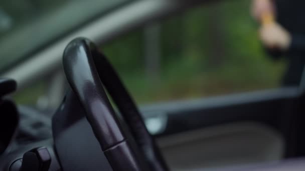 Roda Kemudi Close Mobil Dengan Pencuri Kabur Mengayunkan Tongkat Bisbol — Stok Video
