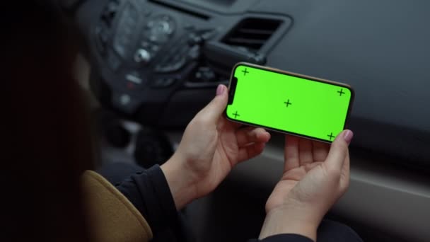 Close Green Screen Smartphone Weiblichen Kaukasischen Händen Hochwinkelblick Nahaufnahme Unkenntlich — Stockvideo