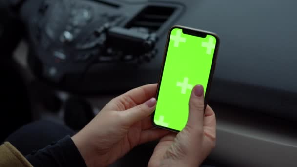 クローズアップメスフィンガープレス染色タッチスクリーン 車内のホルダーにデバイスを配置する遅い動き 車内のGps携帯アプリを搭載したクローズアップ白人認識できない若い女性 — ストック動画
