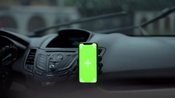 绿色屏幕智能手机上的汽车面板与汽车擦拭通过慢动作擦拭挡风玻璃 雨天没有人驾驶的Chromakey手机 全球定位系统和导航概念 — 图库视频影像