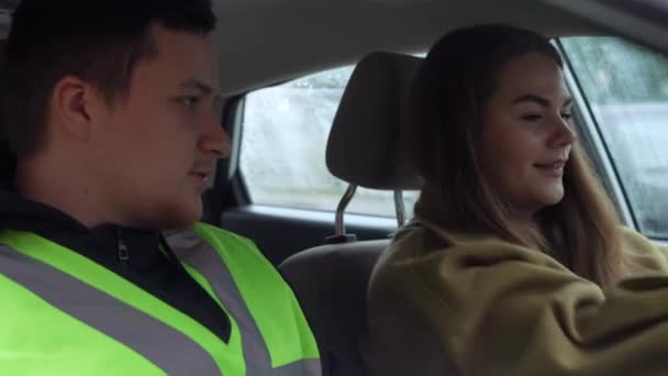 Νεαρός Καυκάσιος Άντρας Και Γυναίκα Μιλάνε Καθισμένοι Στο Αυτοκίνητο Έξω — Αρχείο Βίντεο