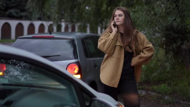 Femme Nerveuse Insatisfaite Appelant Parlant Téléphone Debout Voiture Endommagée Extérieur — Video