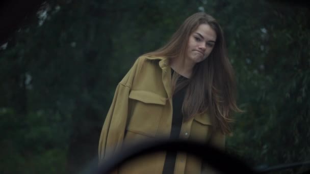 Střelba Předním Sklem Smutné Nejisté Ženy Která Zkoumala Poškozený Automobil — Stock video