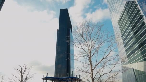 Riesige Bürogebäude Urbanen Innenstädten Weitwinkelige Glashäuser Vor Blauem Himmel Mit — Stockvideo