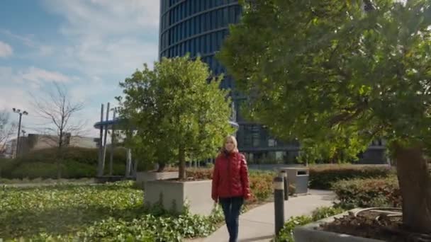 Mujer Adulta Segura Caminando Bajo Sol Ciudad Urbana Mirando Hacia — Vídeo de stock