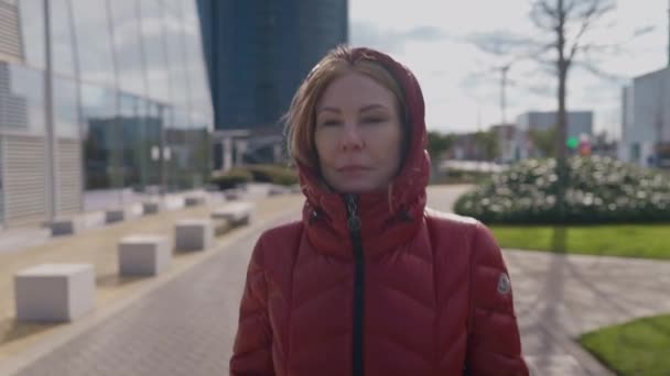 Şehir Merkezinde Soğuk Bir Bahar Sabahı Yürüyen Ciddi Bir Kadının — Stok video