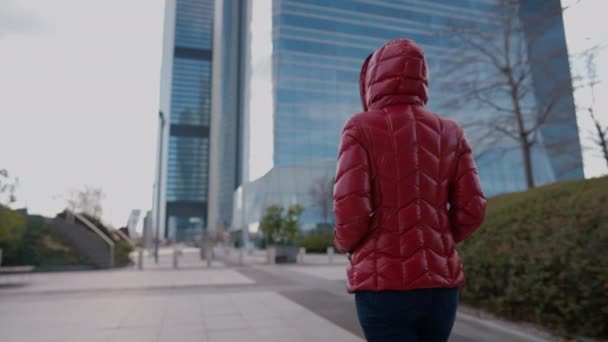 Εντοπίστηκε Μια Γυναίκα Αυτοπεποίθηση Περπατάει Στα Δεξιά Του Κτιρίου Επιχειρήσεων — Αρχείο Βίντεο