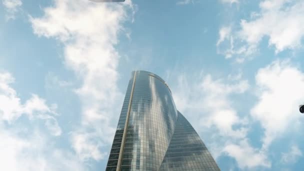 Timelapse Witte Wolken Passeren Blauwe Hemel Reflecterend Glas Stedelijke Wolkenkrabber — Stockvideo