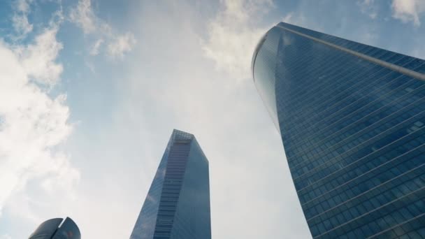 Glazen Wolkenkrabbers Achtergrond Van Blauwe Hemel Lage Hoek Uitzicht Onderste — Stockvideo