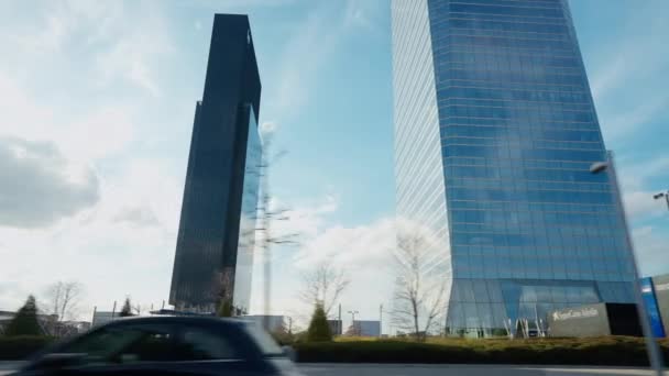 Auto Rijden Pov Van Urban City Street Met Bushalte Wolkenkrabbers — Stockvideo