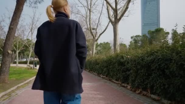 Şehir Merkezinde Arka Planda Gezinen Kadın Düşünüyor Canlı Kamera Ilkbahar — Stok video