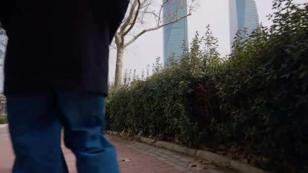 Živá Kamera Sleduje Nepoznatelnou Ženu Která Kráčí Uličce Městském Městě — Stock video