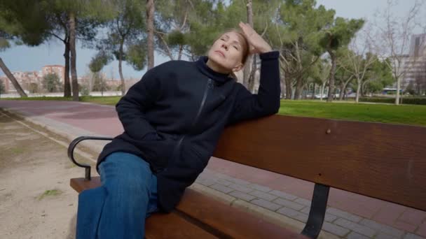 Retrato Mujer Caucásica Satisfecha Sentada Banco Parque Ciudad Mirando Sol — Vídeos de Stock
