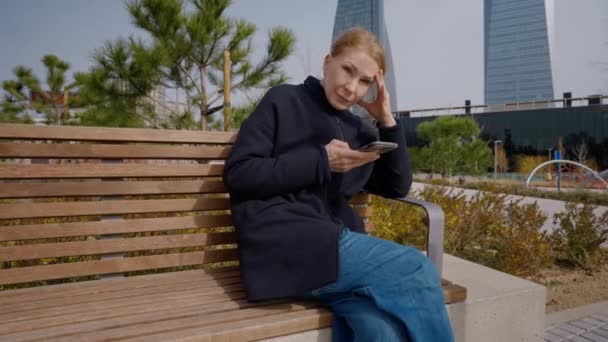 Annoiato Donna Bionda Caucasica Scorrimento Applicazione Smartphone Guardando Altrove Pensando — Video Stock