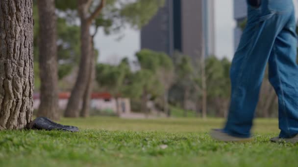 Trawnik Green Park Miejskim Mieście Pewną Siebie Beztroską Kobietą Wchodzącą — Wideo stockowe