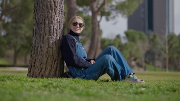 Позитивна Усміхнена Жінка Махає Вітанням Невпізнаваного Чоловіка Парку Відкритому Повітрі — стокове відео