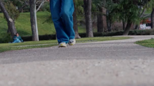 Kot Pantolonlu Spor Ayakkabılı Kadın Bacakları Parktan Ayrılıyor Tanımlanamayan Bir — Stok video