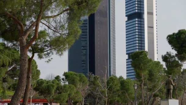 Wide Ditembak Bangunan Perkotaan Dengan Pohon Hijau Tumbuh Jalan Luar — Stok Video