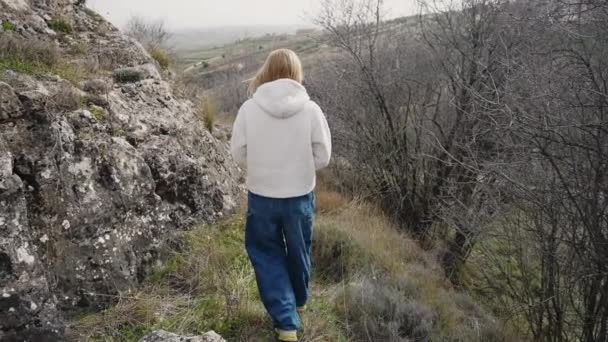 Vista Posterior Mujer Confiada Caminando Cámara Lenta Colina Aire Libre — Vídeo de stock
