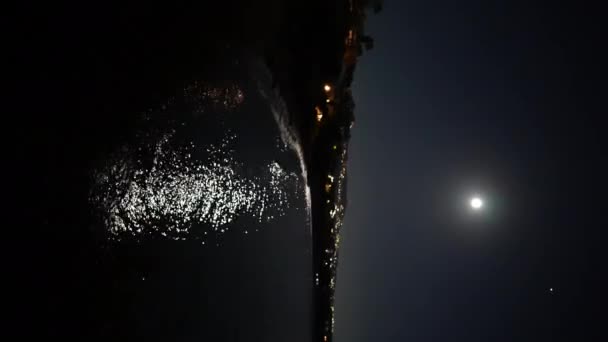 Ścieżka Księżycowa Oceanie Ciemności Zewnątrz Szerokie Ujęcie Pionowe Wideo Morze — Wideo stockowe