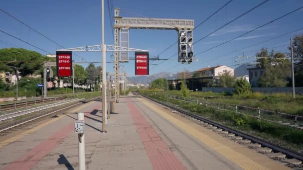 Piattaforma Ferroviaria Ampio Raggio Senza Persone Nella Soleggiata Giornata Estiva — Video Stock