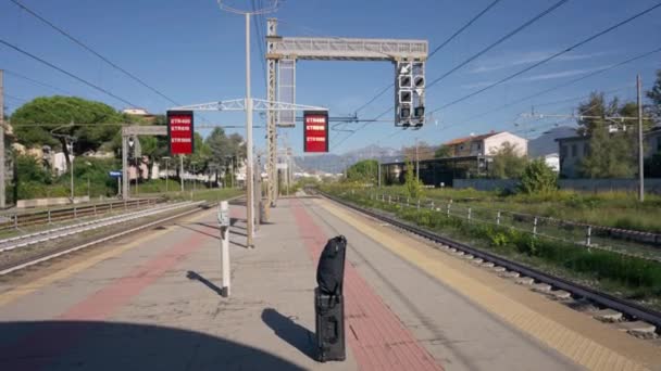 Сумка Подорожей Рюкзак Порожній Залізничній Станції Відкритому Повітрі Широкий Багаж — стокове відео