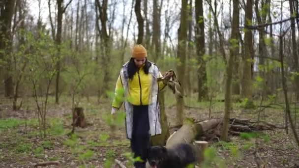 Vista Frontal Mujer Joven Caminando Tronco Del Árbol Bosque Con — Vídeos de Stock
