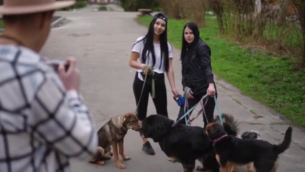 Bir Grup Köpekle Fotoğraf Çeken Gülümseyen Kadınlar Kafkasyalı Evcil Hayvan — Stok video