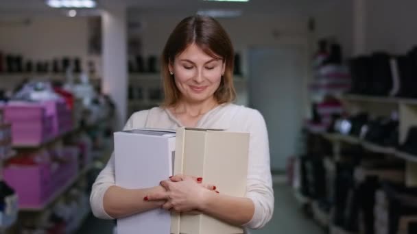 Portrait Une Cliente Satisfaite Posant Avec Des Boîtes Chaussures Dans — Video