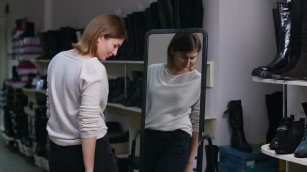 Självsäker Leende Kvinna Försöker Skor Reflektera Spegeln Talar Reflektion Porträtt — Stockvideo