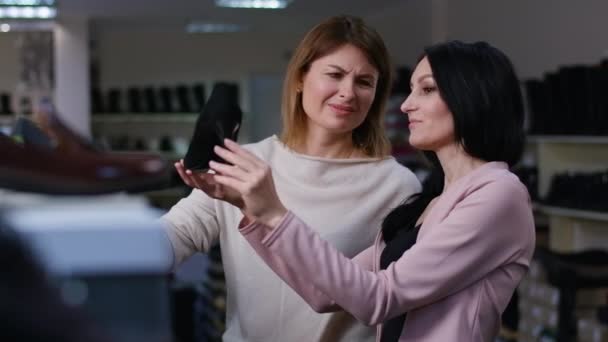 Sisi Tampilan Potret Dari Dua Wanita Percaya Diri Memilih Sepatu — Stok Video