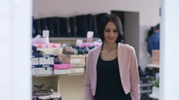 Deux Belles Femmes Entrent Dans Boutique Choisissant Nouvelles Chaussures Qui — Video
