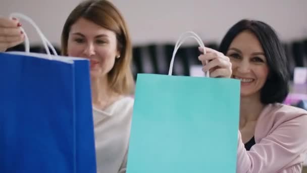 Radosne Szczęśliwe Kobiety Chwalące Się Zakupami Sklepie Obuwniczym Portret Radosny — Wideo stockowe