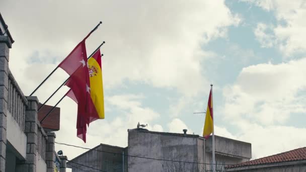 Zijaanzicht Spaanse Vlaggen Hangen Aan Vlaggenmasten Wapperend Wind Bewolkte Ochtend — Stockvideo